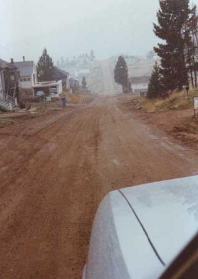 Colorado Reiseerlebnisse - vor uns liegt eine namenlose Häuseransammlung
Colorado Wild West Country Reise Abenteuer - nach den Bergen öffnet sich der Blick auf eine namenlose Stadt im Nebel