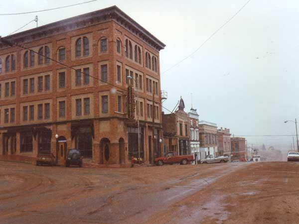 Colorado - eine Gespensterstadt - nur der Shop ist belebt.
Colorado Wild West Country Reise Abenteuer - alle Häuser und Gebäude sind rötlich überzogen - ein gespenstischer Eindruck