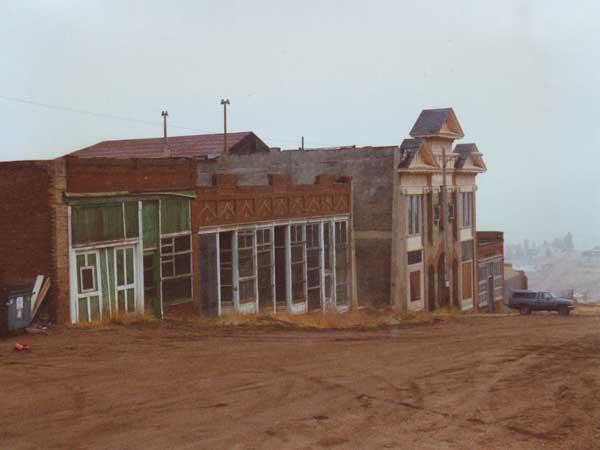 Colorado ghost town - the last houses in front of us ..
 Colorado Wild West Country Adventures - the last houses and than we are back again on the road through Colorado