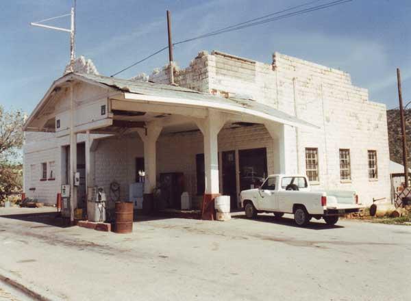 Nostalgia Car on Route 66 - an old gas station
 U.S. Route 66 - a gas station for eternity with truly exceptional Innenreaaum