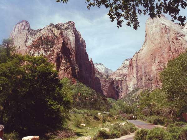 USA Zion Nationalpark - auf dem Weg in den Park
USA Utah Zion Nationalpark - ein schluchtenreiche Landschaft eröffnet sich bei der Einfahrt in den Nationalpark