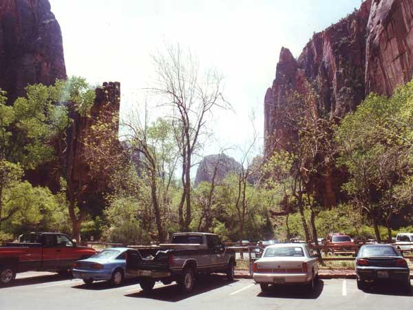 Utah,Parcul National Zion - de aici vom continua pe jos
Statele Unite, Utah, Parcul National Zion - modul pe jos de-a lungul râului este acum mai