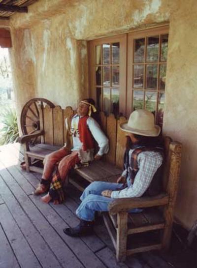 Zion National Park USA - a store with Indian products
U.S. Utah Zion National Park - sitting in front of the store puppet show on Indian arts and crafts