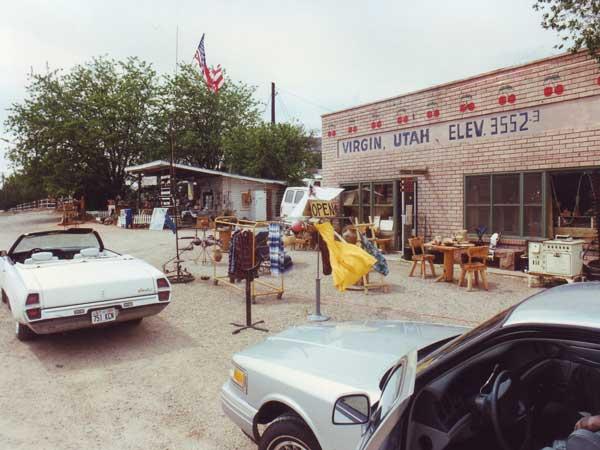 Modern wester store on the lonely road in nowhere
Short break at a shop in Utah