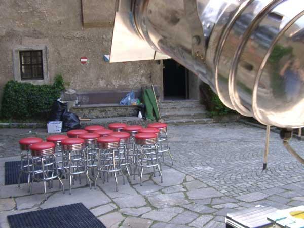 Die Ausstattung für den Burg Event kommt an
Event Design Planung - um die Event Ausstattung umzusetzen ist viel Material, Möbel, eletrische Gerätschaften - und jede Menge Inspiration und Improvisationsgabe notwendig.  Event Design - Planung - und Inszenierung Mag. Alexander Milo  Tel +43 699 16417140