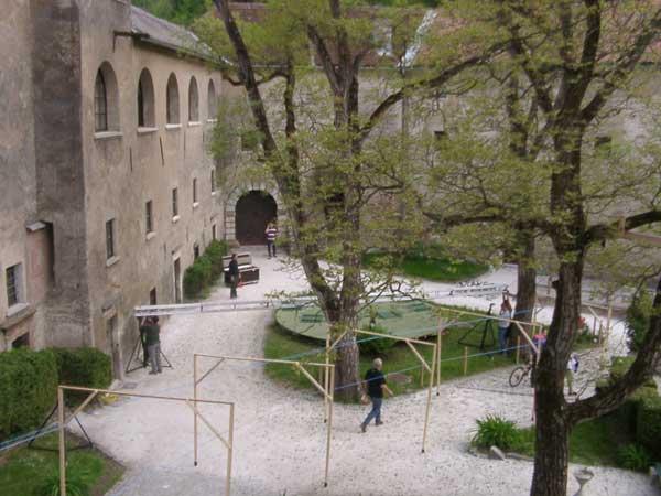 Der Weg vom Burgeingang zum Gebäude wächst weiter - als Teil des Burg Event Konzeptes und Designs.
Event Design Planung - der Weg ist fixiert, Stangen für die Aufhängungen positioniert - jetzt kann der Tunnel für den Event vorbereitet werden. Event Design - Planung - und Inszenierung Mag. Alexander Milo  Tel +43 699 16417140