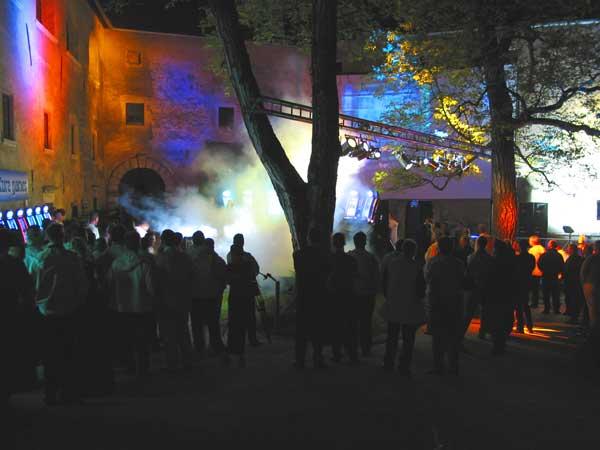 Event Planung - des Garten Fest mit spannenden Überraschungen kann beginnen
Event Ausstattung - Licht Inszenierungen, Fanfaren, aus dem aufsteigenden Nebel offenbaren sich die Spielgeräte.        Event Design - Planung - und Inszenierung Mag. Alexander Milo  Tel +43 699 16417140