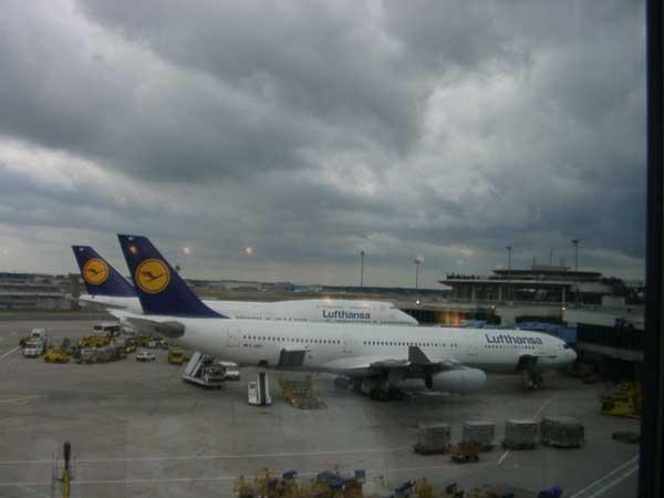 Europa hat mich wieder - Blick vom Restaurant auf den Flughafen Frankfurt
Der Frankfurter Flughafen ist wirklich eines der großen Flug-Drehkreuze in Europa - es ist faszinierend zuzuschauen.