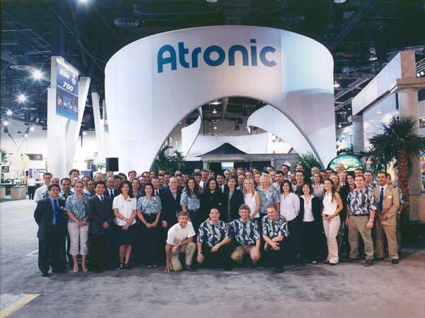 Casino Messe Design - die Realisation und Präsentation mit den Atronic Mitarbeitern
Casino Messe G2 in Las Vegas - alle waren sehr stolz auf den Preis für den besten Messestand auf der G2 und präsentierten sich hier zu einem Gesamtbild vor dem Messestand