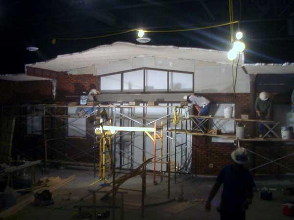 Showroom decoration design - the "old factory" will be visible
Showroom decoration design - the hispanic handcraftsman are working very good and fast..