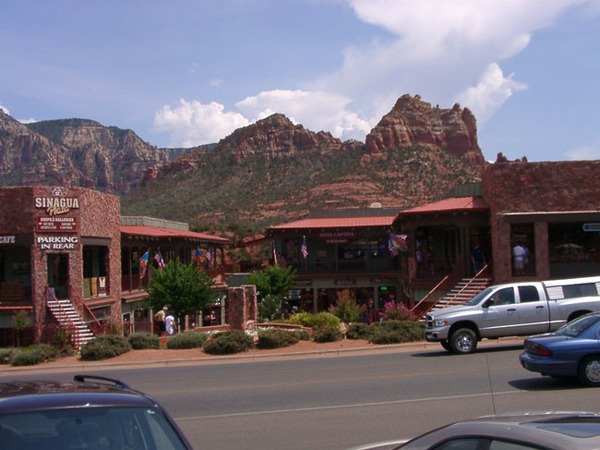 Sedona's main street with the red rocks in the background
Sedona's main street - with many tourist shops, bars and Rrestaurants - a quiet little place to enjoy.