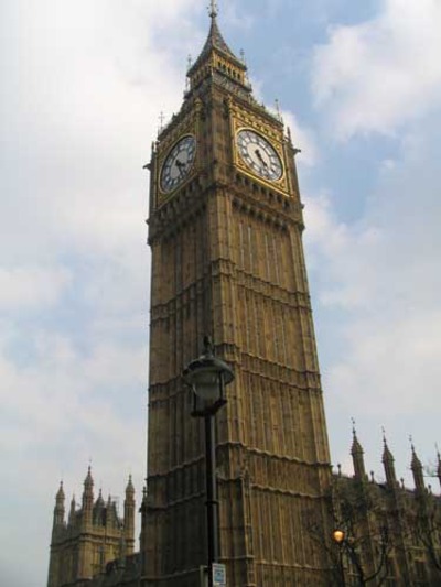 London landmarks - Big Ben, rising gracefully into the sky
 Destination London - an exciting city - full of contrasts and history. At each visit I like Lonon more and more!