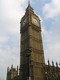 Londons Wahrzeichen - der Big Ben, erhebt sich würdevoll in den Himmel