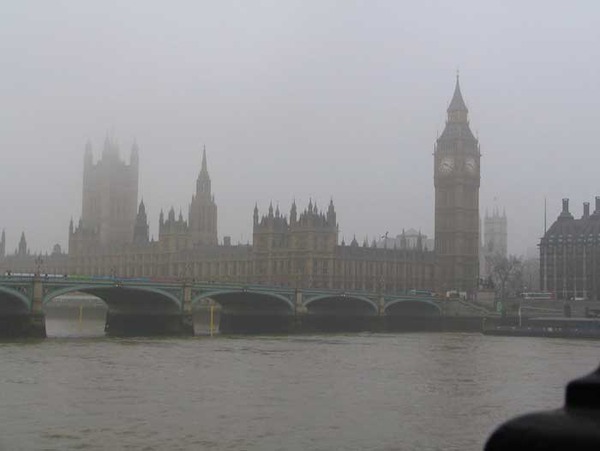 London Travel - morning fog is over the city.
London travel experiences - Big Ben in the fog - a fantastic Impression