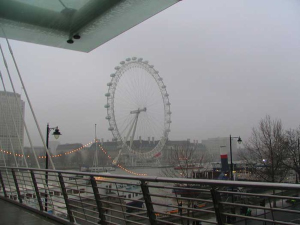 London Eye - the new landmark of London
London Eye and the Country hall together with the Parliament and Big Ben, one of the centers of London.