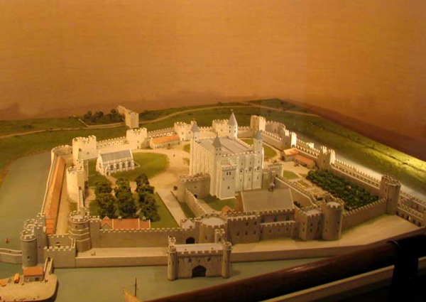 Model of the London Tower and its large plant
Her Majesty's Royal Palace and Fortress the Tower of London - is a large plant on the River Thames. The ring fortress castle with two rings served the English and British kings among others as a residence, armory, workshops, warehouses, zoo, garrison, museum, mint, prison and place of execution archive(Wikepedia).