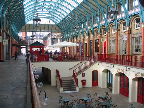 The impressive market hall of Covent Garden
In 1980, the market halls of Covent Garden was re-opened as a shopping center and tourist attraction. Also on the square there is the London Transport Museum.