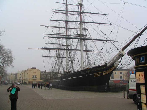 Greenwich - the last port of the Cutty Sark.
Greenwich - just after the dock of the Greenwich Piers, this large trading ship at anchor. A great museum full of exciting stories ....