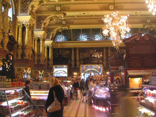 Luxury shopping centre in Moscow in the styleful ambience
A wonderful, elegant shopping centre with goods from all over the world