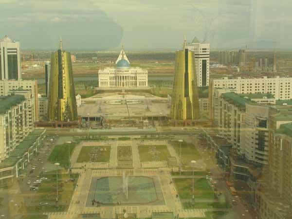 Astana - Blick auf den Präsidentenpalst und die Regierungsgebäude
 Astana, die neue Hauptstadt Kasachstans - hier ein Ausblick vom Turm über die Regierungsgebäude und das weite Land Kasachstans