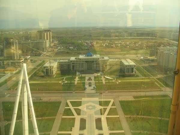 Astanas Präsidentenpalast von der goldenen Kugel aus gesehen
Der großartige Panoramablick über Astana, Kasachstans Hauptstadt zeigt die Veränderungen und neuen Entwicklungen.