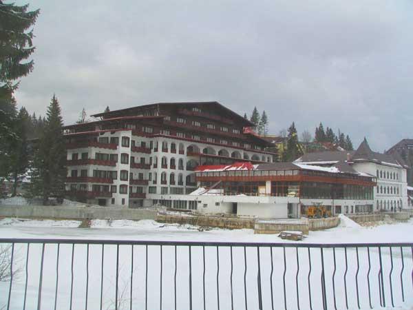 Große Alpine Hotels in Rumänien überraschen doch.
Alpine Chalet Villen Planung in Rumänien - große Hotelneubauten am Weg ins Gebirge überraschen uns sehr, scheinbar ist hier der Tourismus schon stark entwickelt.