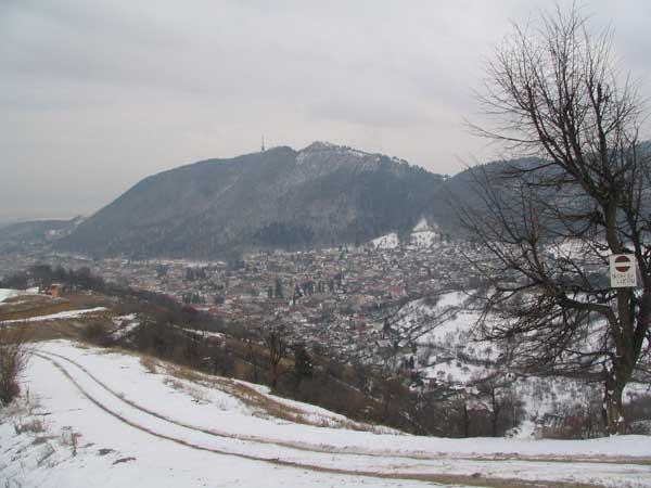 Über der Stadt Brasov, eingebettet zwischen kleinen Bergen.
Rumänien Chalet Design Planung Projekt - auf unserer Fahrt zu unserem Kunden fahren wir übder die Hügel die die Stadt Brasov umschließen - ein stimmungsvoller Eindruck.