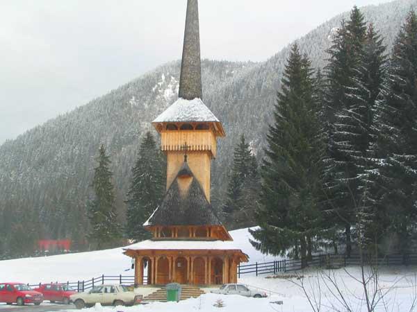 Interessante rumänisch orthodoxen Kirchen begrüßen uns.
 Alpine Chalet Planung in Rumänien - fantstische Holzkirchen begrüßen uns am Weg ins Gebirge..