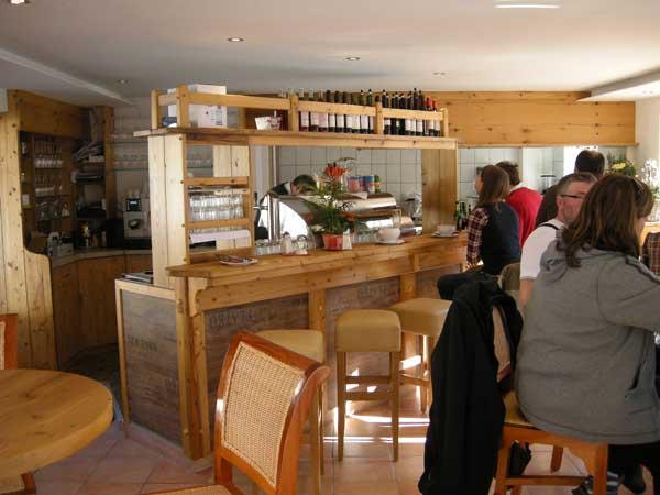 Design chiosc bara de "spatiu trateaza", Ruhpolding
 Placut Design chiosc Schmakerl bar în loc, în centrul de Ruhpolding - deja un loc de întâlnire pentru iubitorii de vin ... Sunteti de planificare un restaurant - va rugam sa luati legatura cu domnul Marius Dragan +40 72 1216610