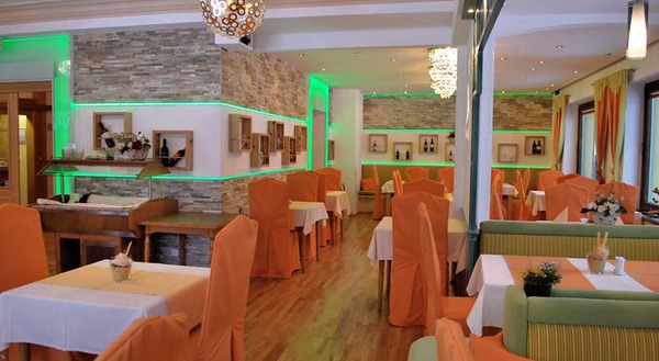 Restaurant modern, cu un bar si experienta revitalizarea in restaurant  Hotel Montana, Bad Mitterndorf
Noua zona de tip bufet în sporturi de iarna Hotel Montana. cu rame de lumina usa, elemente de zid de piatra, efecte de lumina si elemente de stil traditional combina un design modern de planificare restaurant.