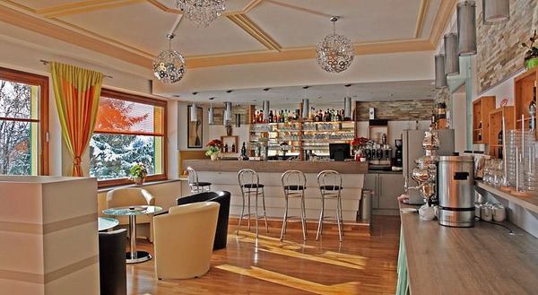 Nou restaurant Bar in restaurantul experienta  Hotel Montana, Bad Mitterndorf
Noua zona de tip bufet în sporturi de iarna Hotel Montana. cu rame de lumina usa, elemente de zid de piatra, efecte de lumina si elemente de stil traditional combina un design modern de planificare restaurant.