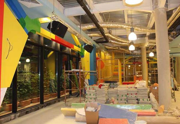 Arbeiten an der Realisation eines Indoor Kinder Spielplatz in Iasi, Rumänien
 Shopping Center Indoor Kinder Spielplatz Planung und Design - mehr und mehr nimmt der Kinderspielplatz Gestalt an.  Interior Designer ist Milo Alexander  - +43 699 16417140