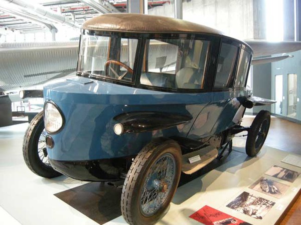 Berlin - Museum of Technology - a Rumpler Tropfenwagen
Berlin - museum of technology - only 2 cars are existing worldwide of this visually exceptional Automobiles - which was presented in 1921 at the Berlin Motor Show.