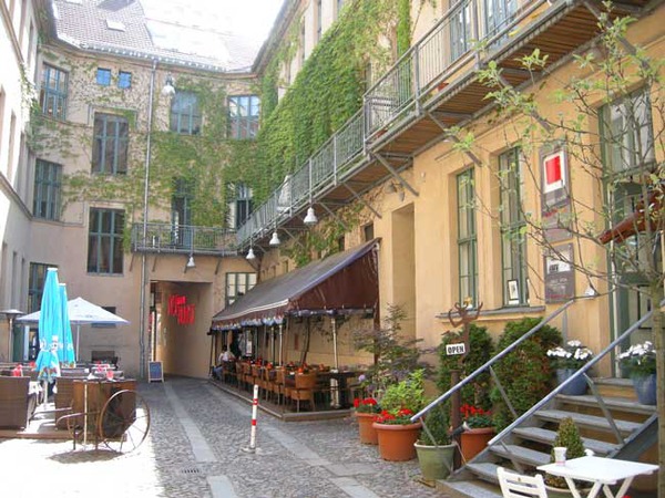 Berlin - by bike - you will discover anywhere romantic courtyards.
Berlin - what a wonderful city - remains intact for a long time in this form, I hope she does not suffer gentrification - for the benefit of fewer people ...