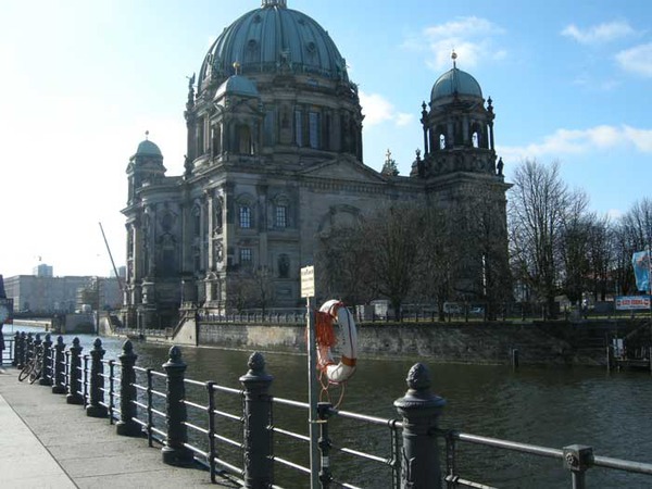 Berlin's Museum Island - on the way to the museums
 Berlin's Museum Island - past the Berlinder Dom to come to the Museum Island and here there is a lot to see.