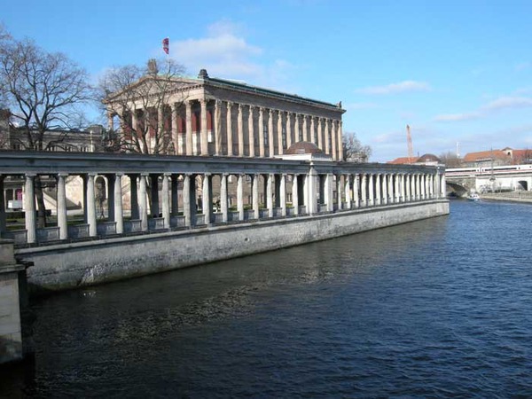 Berlin - Blick von der Brücke auf die Museumsinsel und die Gebäude im klassizistischen Stil
Berlin - Blick auf die Museumsinsel die sich hier in klassischer Eleganze präsentiert.