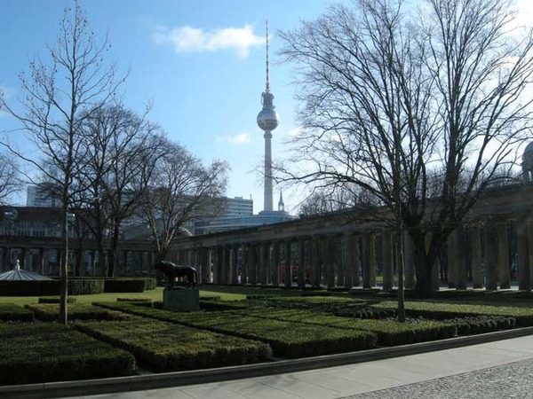 Berlin - Blick von der Museumsinsel auf den Berliner Fernsehturm
Berlin - von der Idylle der Museumsinsel - ein blick auf das moderne Berlin mit dem Fernsehturm