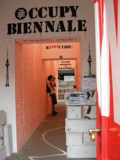 Berlin Biennale - by bike through Berlin - what a fun ...
Berlin experience - and always and everywhere there is something to see. Berlin Biennale in many places in the city - humorous, very refreshing critical and always very colorful ...