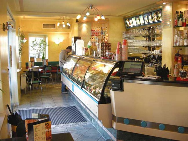 Vorher - Eis Kaffee Bestands Ansicht der Kühlvitrine
  Eis Kafe Kaffee Planung und Design - ein Blick auf die bestehende Eis Vitrine und den Gesamtraum