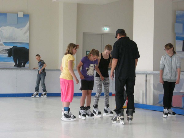 Ice free Eislaufen - ein großer Spaß für indoor Attraktionen für die ganze Familie
Indoor Ice free Eislaufen - ein großer Spaß für Kids und Familien - das ganze Jahr über körperliche Aktivitäten - ohne Kühlung und horrende Kosten.