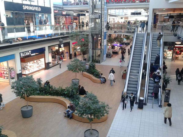 Shopping Center in Wien - hier wird eine Ice free Eislaufbahn als Monatsattraktion zu Weihnachten geplant.
Ice Free Eislaufbahn Anlagen für Shopping Center - sind eine Aufwertung und optimale Attraktion für Kinder und Besucher - so bleibt Einkaufen kurzweilig. Wenn Sie Interesse haben: office@kunst-und-ideen.com