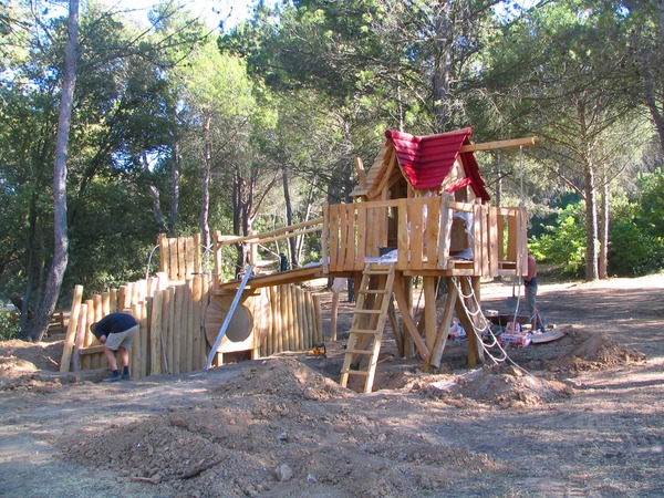 Private children's park in Provence - slowly everything is taking shape
Private playground in southern France - slowly Milo's Design planning is taking the required forms. Under the shade-giving trees the outdoor children's Park is growing. If we aroused your interest - contact us: office@kunst-und-ideen.com