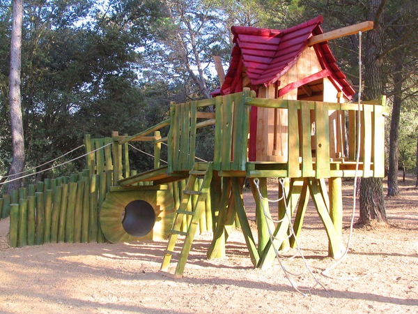 Freiluft Kinder Spiel Hause - bereit für die Kinder
Freiluft Kinderspielplatz Ausstattung Planung von Milo - geheimnisvoll, abenteuerlich - ein Kinder Spielbereich in dem Kinder ihre Fantasie ausleben können. Wenn wir Ihr Interesse geweckt haben - kontaktieren Sie uns:  office@kunst-und-ideen.com