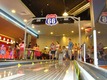 Teens Bowling in der Kinderspielhalle in einem Shopping Center