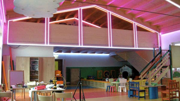 Children's fun park with lighting design at the Luxushotel Lacknerhof
Atmospheric lighting effects emphasize the gallery in the children's indoor fun park and enchant the whole room with slow harmonious lighting effects at a fantastic experience